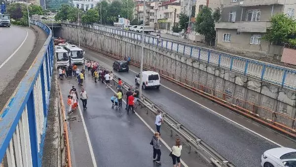 ALTGEÇİT SUYLA DOLDU, FERİBOT YOLU ULAŞIMA KAPANDI