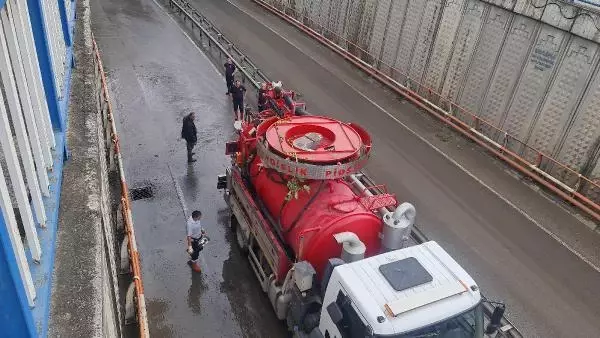 ALTGEÇİT SUYLA DOLDU, FERİBOT YOLU ULAŞIMA KAPANDI