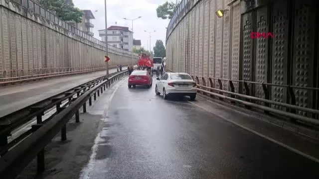 ALTGEÇİT SUYLA DOLDU, FERİBOT YOLU ULAŞIMA KAPANDI