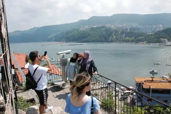AMASRA'DA PLAJDA ŞEMSİYE AÇACAK YER KALMADI