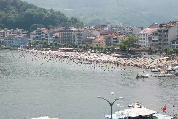 AMASRA'DA PLAJDA ŞEMSİYE AÇACAK YER KALMADI