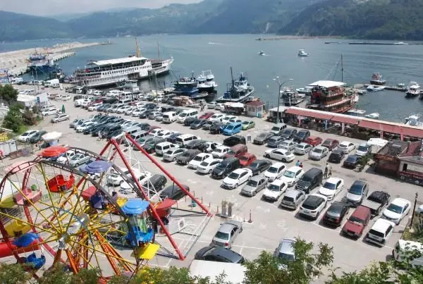 AMASRA'DA PLAJDA ŞEMSİYE AÇACAK YER KALMADI