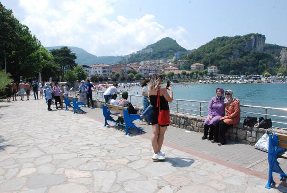 AMASRA'DA PLAJDA ŞEMSİYE AÇACAK YER KALMADI