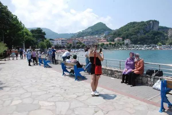 AMASRA'DA PLAJDA ŞEMSİYE AÇACAK YER KALMADI AMASRA'DA PLAJDA ŞEMSİYE AÇACAK YER KALMADI