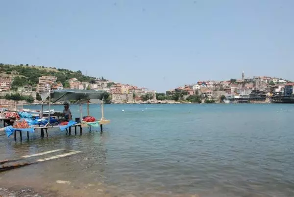 AMASRA'DA PLAJDA ŞEMSİYE AÇACAK YER KALMADI
