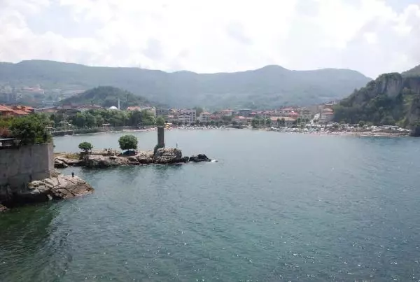 AMASRA'DA PLAJDA ŞEMSİYE AÇACAK YER KALMADI