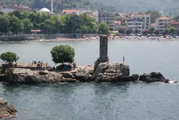AMASRA'DA PLAJDA ŞEMSİYE AÇACAK YER KALMADI