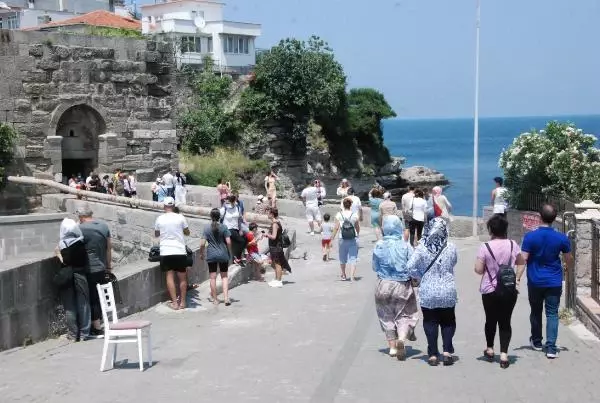 AMASRA'DA PLAJDA ŞEMSİYE AÇACAK YER KALMADI