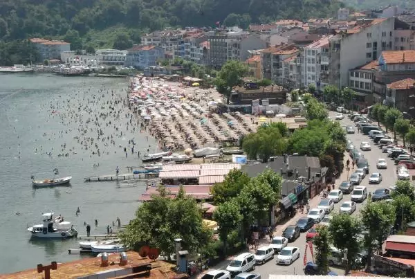 AMASRA'DA PLAJDA ŞEMSİYE AÇACAK YER KALMADI