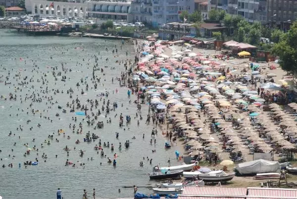 AMASRA'DA PLAJDA ŞEMSİYE AÇACAK YER KALMADI