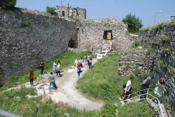 AMASRA'DA PLAJDA ŞEMSİYE AÇACAK YER KALMADI