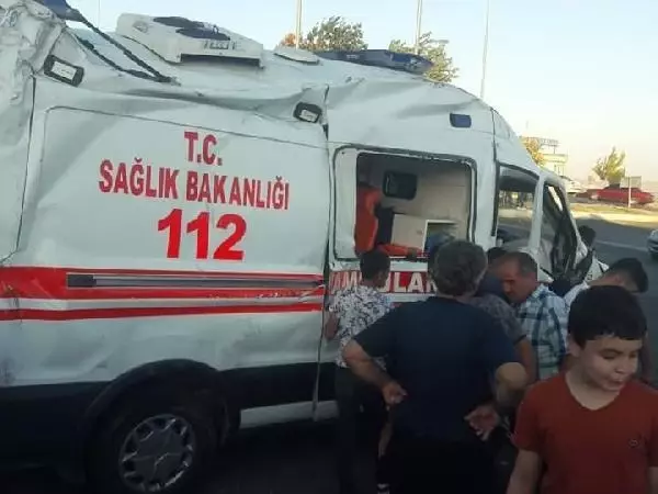 Ambulans kaza yaptı: 1 ölü, 5 yaralı