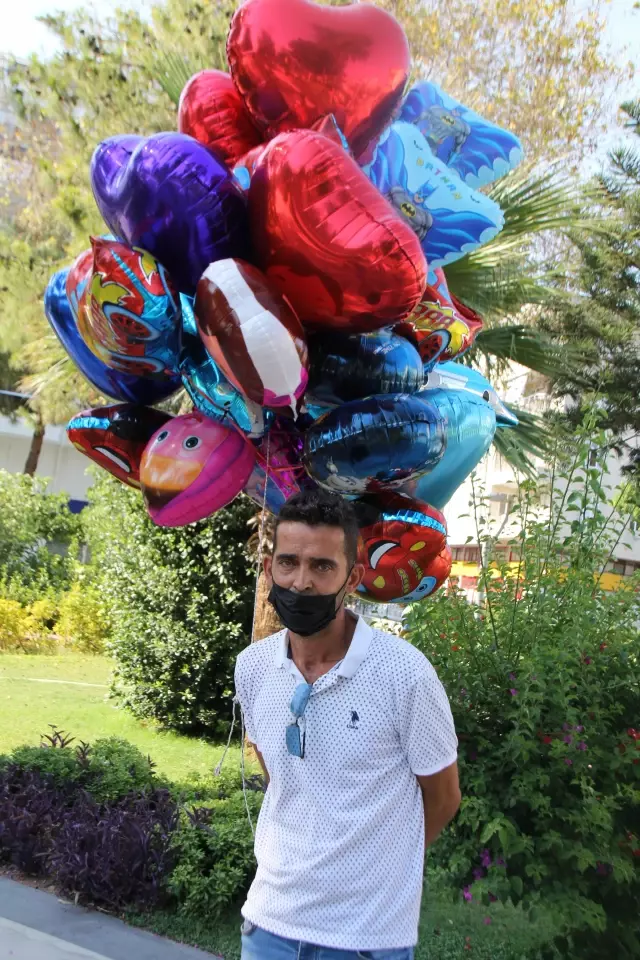 Son Dakika | Baloncunun çocuk mezarlarına balon bağlaması sosyal medyada ilgili gördü