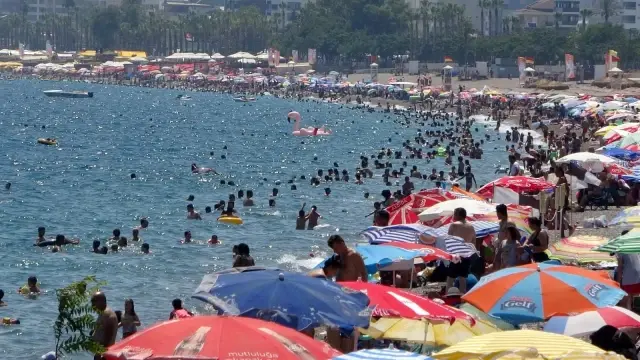 Sahillerde yerli turist yoğunluğu Sahillerde yerli turist yoğunluğu