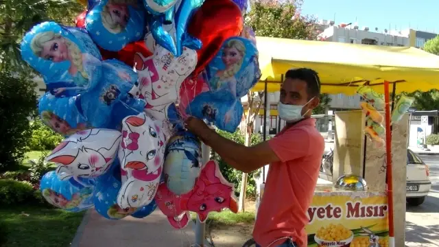 Görüntüler merak uyandırmıştı! Çocuk mezarlarına balon bağlayan vatandaşın sırrı çözüldü Görüntüler merak uyandırmıştı! Çocuk mezarlarına balon bağlayan vatandaşın sırrı çözüldü