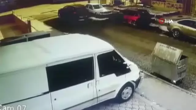 Ara yoldan çıkan otomobil kazaya neden oldu Ara yoldan çıkan otomobil kazaya neden oldu