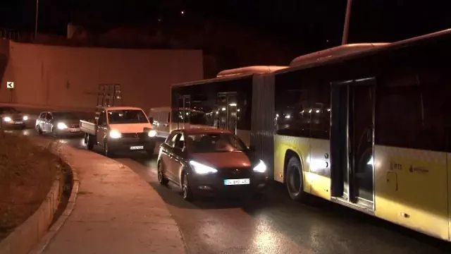 Arnavutköy'de yakıtı biten İETT otobüsü yolda kaldı, ilçe çıkışında trafik durdu Arnavutköy'de yakıtı biten İETT otobüsü yolda kaldı, ilçe çıkışında trafik durdu