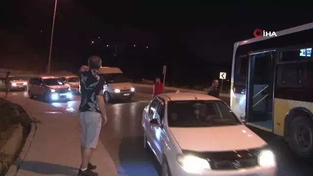 Arnavutköy'de yakıtı biten İETT otobüsü yolda kaldı, ilçe çıkışında trafik durdu