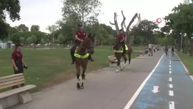 Atlı polislerden Florya Sahili'nde denetim yaptı
