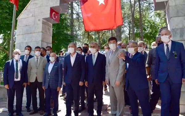 BAKAN AKAR'DAN ŞEHİTLİK ZİYARETİ