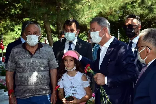 BAKAN AKAR'DAN ŞEHİTLİK ZİYARETİ BAKAN AKAR'DAN ŞEHİTLİK ZİYARETİ