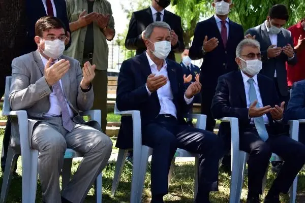 BAKAN AKAR'DAN ŞEHİTLİK ZİYARETİ