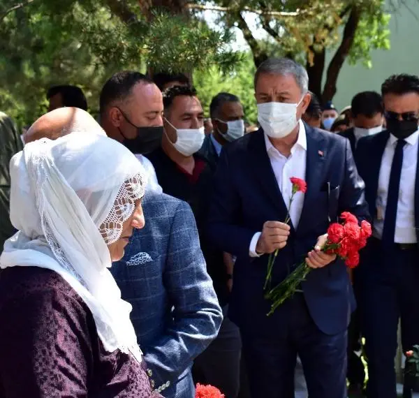 BAKAN AKAR'DAN ŞEHİTLİK ZİYARETİ