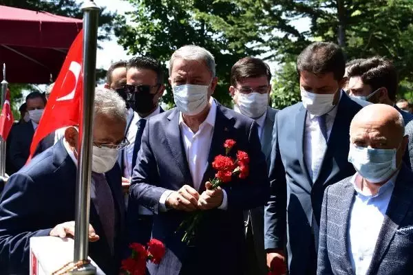 BAKAN AKAR'DAN ŞEHİTLİK ZİYARETİ