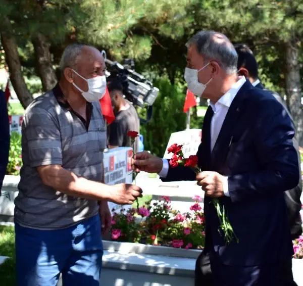 BAKAN AKAR'DAN ŞEHİTLİK ZİYARETİ