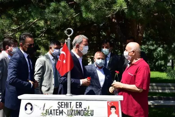 BAKAN AKAR'DAN ŞEHİTLİK ZİYARETİ