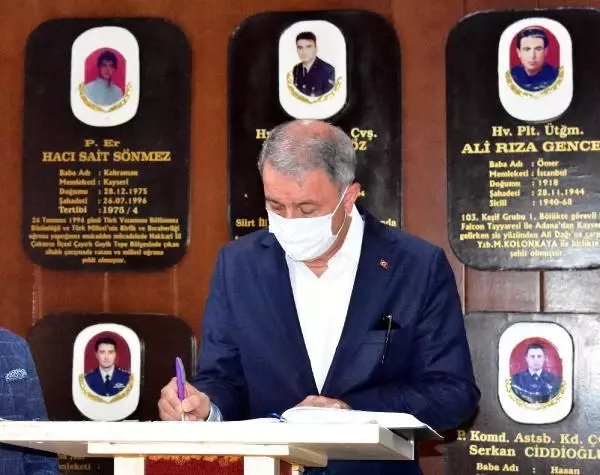 BAKAN AKAR'DAN ŞEHİTLİK ZİYARETİ