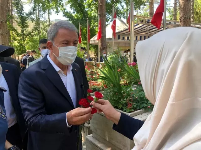 Bakan Akar Kayseri Protokolü ile şehitlik ziyaretlerine katıldı Bakan Akar Kayseri Protokolü ile şehitlik ziyaretlerine katıldı