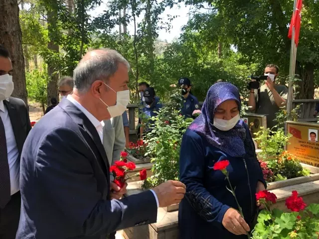 Bakan Akar Kayseri Protokolü ile şehitlik ziyaretlerine katıldı