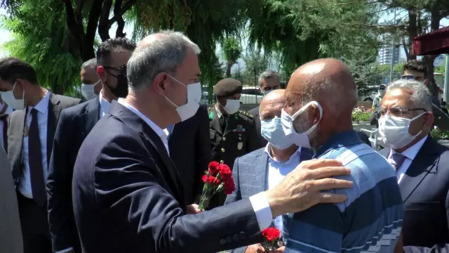Bakan Akar Kayseri Protokolü ile şehitlik ziyaretlerine katıldı