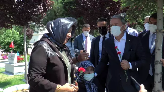 Bakan Akar Kayseri Protokolü ile şehitlik ziyaretlerine katıldı