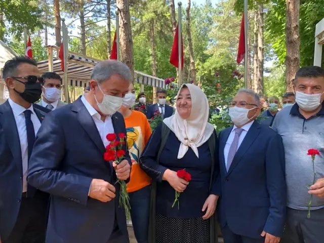Bakan Akar Kayseri Protokolü ile şehitlik ziyaretlerine katıldı