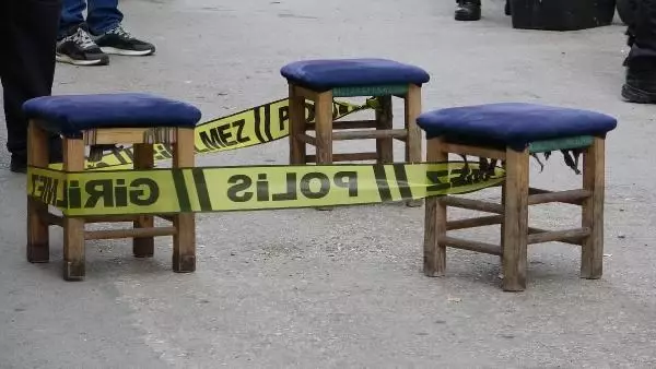 Son dakika: BALKONDAN ATEŞ AÇTI, KAHVEHANE ÖNÜNDE ÇAY İÇENİ VURDU