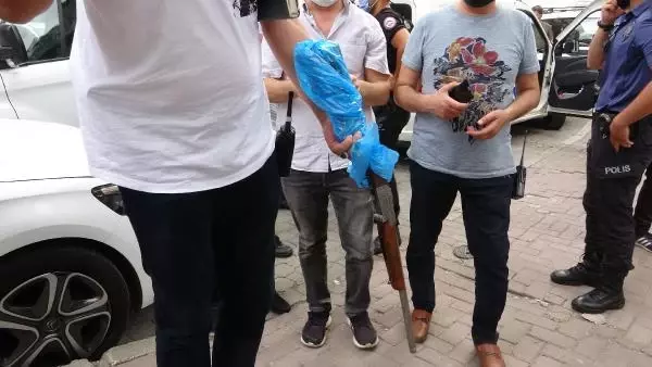 Son dakika: BALKONDAN ATEŞ AÇTI, KAHVEHANE ÖNÜNDE ÇAY İÇENİ VURDU