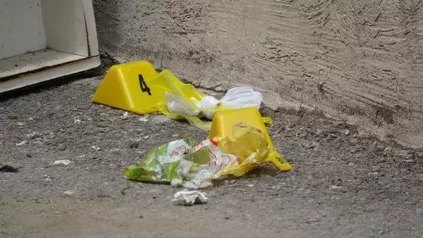Son dakika: BALKONDAN ATEŞ AÇTI, KAHVEHANE ÖNÜNDE ÇAY İÇENİ VURDU