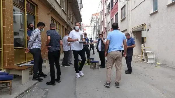 Son dakika: BALKONDAN ATEŞ AÇTI, KAHVEHANE ÖNÜNDE ÇAY İÇENİ VURDU