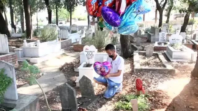 Son Dakika | Baloncunun çocuk mezarlarına balon bağlaması sosyal medyada ilgili gördü