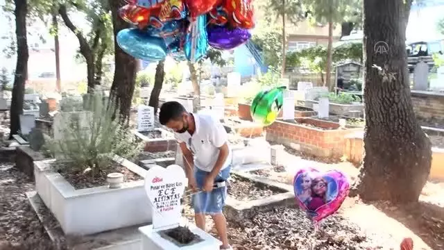 Son Dakika | Baloncunun çocuk mezarlarına balon bağlaması sosyal medyada ilgili gördü