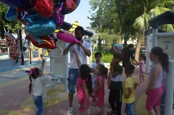 Baloncunun çocuk mezarlarına balon bağlamasının arkasından acıklı bir hikaye çıktı: Çocuğum gelemez, çünkü mezarlıkta Baloncunun çocuk mezarlarına balon bağlamasının arkasından acıklı bir hikaye çıktı: Çocuğum gelemez, çünkü mezarlıkta