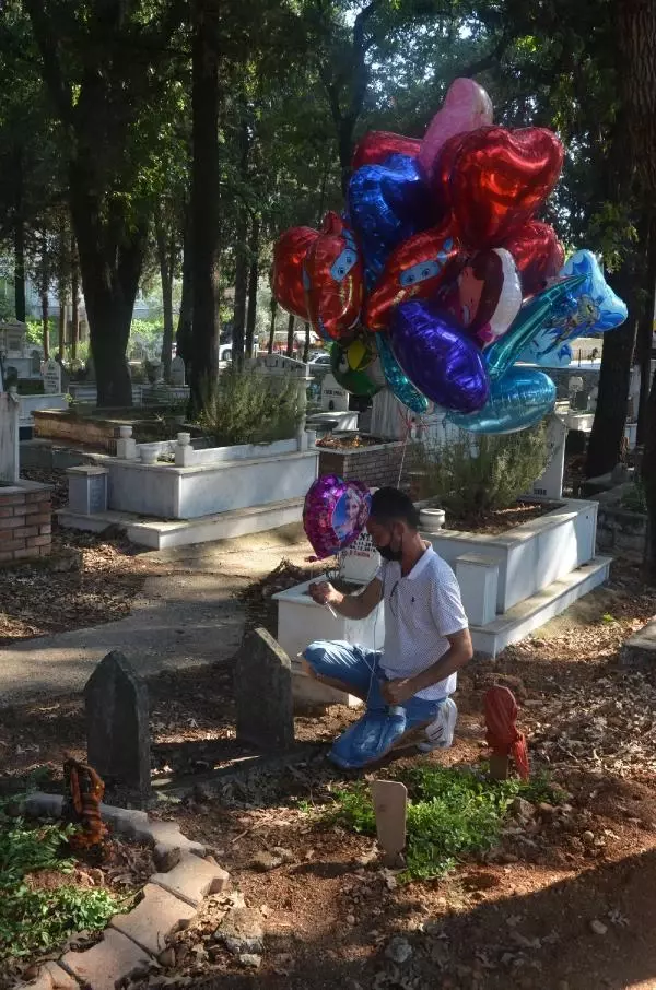 Baloncunun çocuk mezarlarına balon bağlamasının arkasından acıklı bir hikaye çıktı: Çocuğum gelemez, çünkü mezarlıkta Baloncunun çocuk mezarlarına balon bağlamasının arkasından acıklı bir hikaye çıktı: Çocuğum gelemez, çünkü mezarlıkta