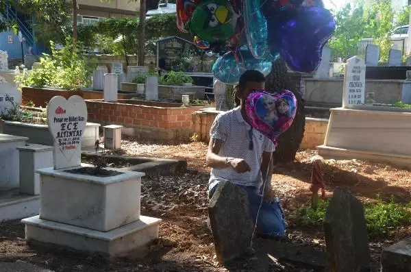 Baloncunun çocuk mezarlarına balon bağlamasının arkasından acıklı bir hikaye çıktı: Çocuğum gelemez, çünkü mezarlıkta Baloncunun çocuk mezarlarına balon bağlamasının arkasından acıklı bir hikaye çıktı: Çocuğum gelemez, çünkü mezarlıkta