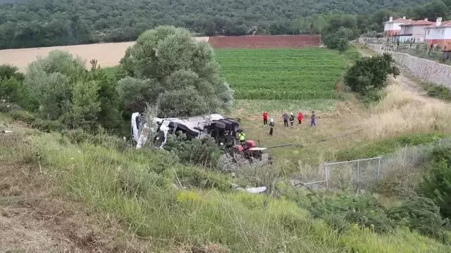Bariyerlere çarpan LPG tankeri tarlaya yuvarlandı: 1 yaralı