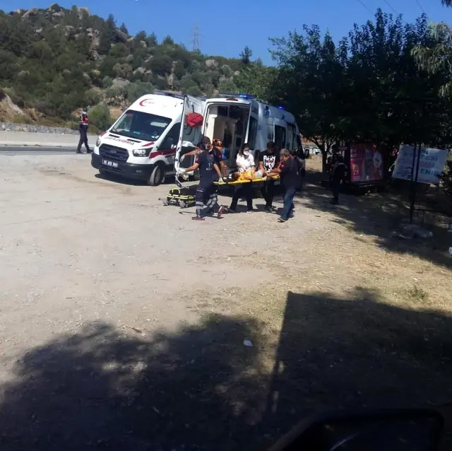 Bariyerlere çarpan otomobildeki 3 kişi yaralandı