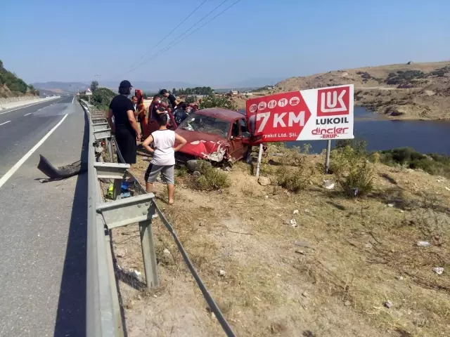 Bariyerlere çarpan otomobildeki 3 kişi yaralandı