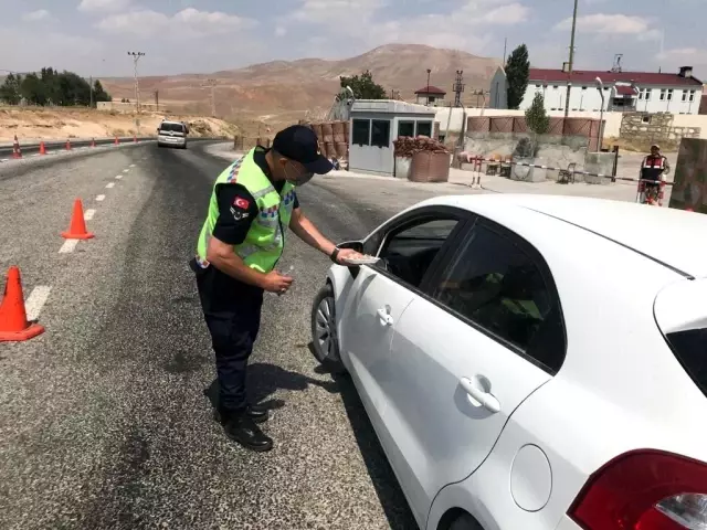 Başkale'de jandarma bayram denetimlerini sürdürüyor