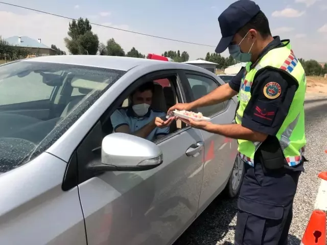 Başkale'de jandarma bayram denetimlerini sürdürüyor